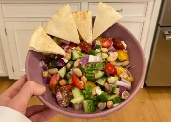I eat this protein-packed bean salad 3 times a week. It’s cheap, takes 15 minutes to make, and keeps me full for hours.