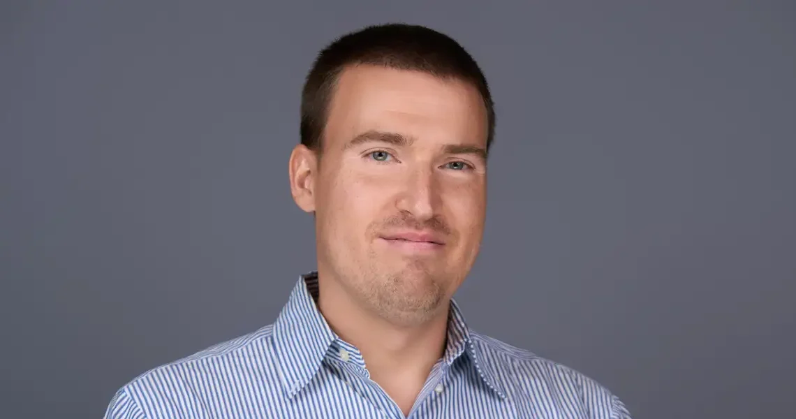 A CEO who wakes up without an alarm shared 5 tips to help you be a morning person by hacking your body’s internal clock