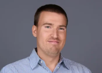 A CEO who wakes up without an alarm shared 5 tips to help you be a morning person by hacking your body’s internal clock