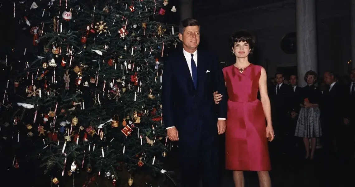 Photos show White House Christmas decorations through the years