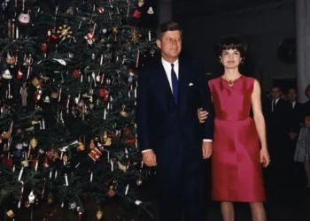 Photos show White House Christmas decorations through the years