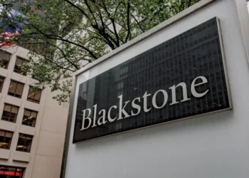 These 3 charts show how the biggest private equity funds keep winning in a fundraising slowdown