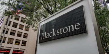 These 3 charts show how the biggest private equity funds keep winning in a fundraising slowdown