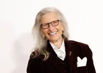 Annie Leibovitz, 76, says being an older mom means her daughters push her to take care of herself