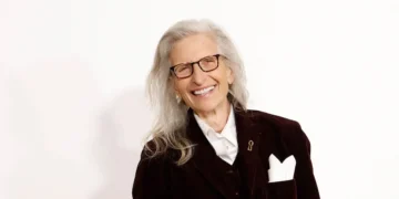 Annie Leibovitz, 76, says being an older mom means her daughters push her to take care of herself