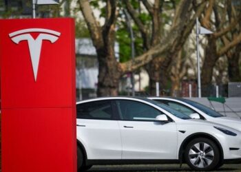 Elon Musk says Tesla FSD will let you use your phone in some cases. Police say don’t do that.