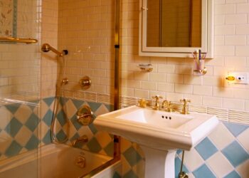 Interior designers share 5 bathroom trends that’ll be huge next year and 3 that will be out
