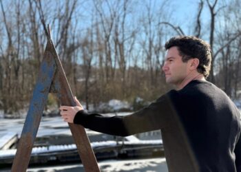 I’m a CEO who takes a 3-day silent retreat every year. I book an Airbnb, cover the clocks, and let my mind wander — it’s changed my life.