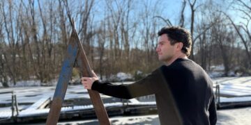 I’m a CEO who takes a 3-day silent retreat every year. I book an Airbnb, cover the clocks, and let my mind wander — it’s changed my life.