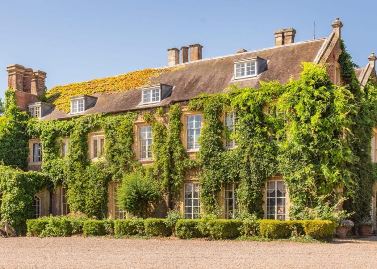 A 600-year-old British estate, which has been visited by royalty, is on sale for $4.7 million. Take a look.