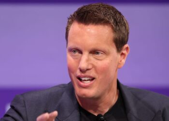 David Ellison told Warner Bros. shareholders it’s ‘not too late’ to switch teams from Netflix to Paramount