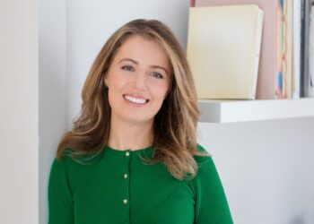 A nutritionist shared 2 simple snack hacks that hit your cravings without derailing your diet