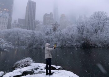 Passengers landing at JFK got stuck on the tarmac for 3 hours after a snowstorm hit New York