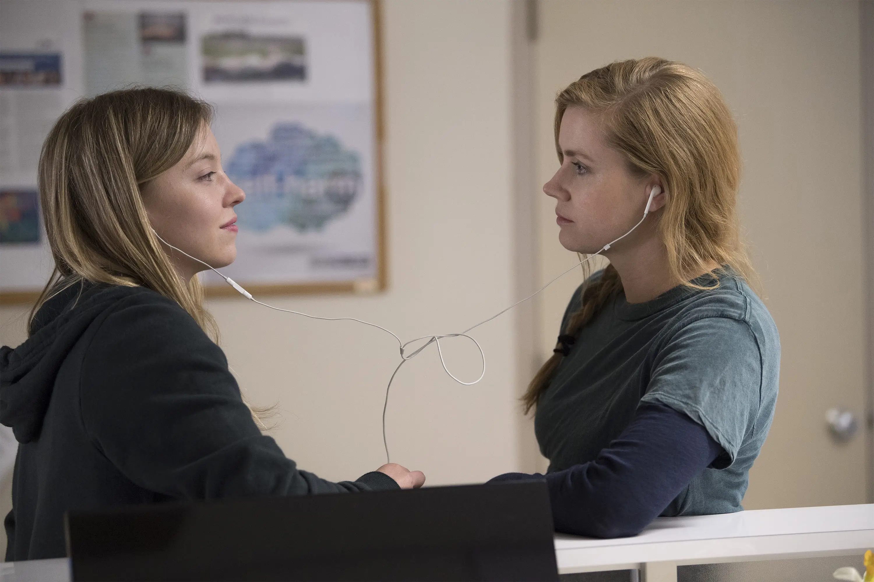 Sydney Sweeney and Amy Adams in listening to ear buds