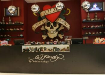 My 15-year-old sister’s sprawling Christmas list shows Y2K brands like Ed Hardy and Hollister are hot with teens again