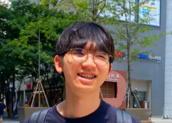 I’m 18 and cofounded an AI startup with teens around the world who I’ve never met in-person. I had no network, so I built one online &mdash; here’s how.