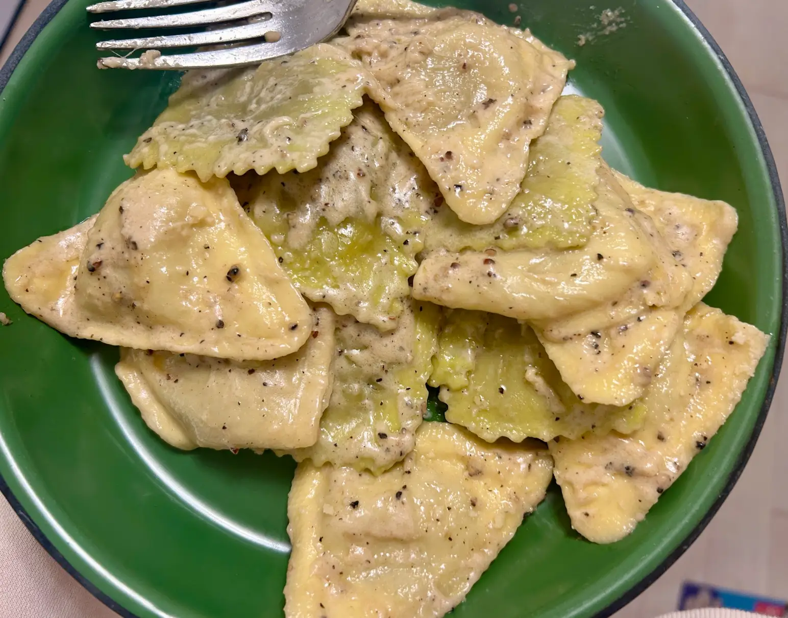 The Pioneer Woman's cacio e pepe ravioli, plated on a green dish.