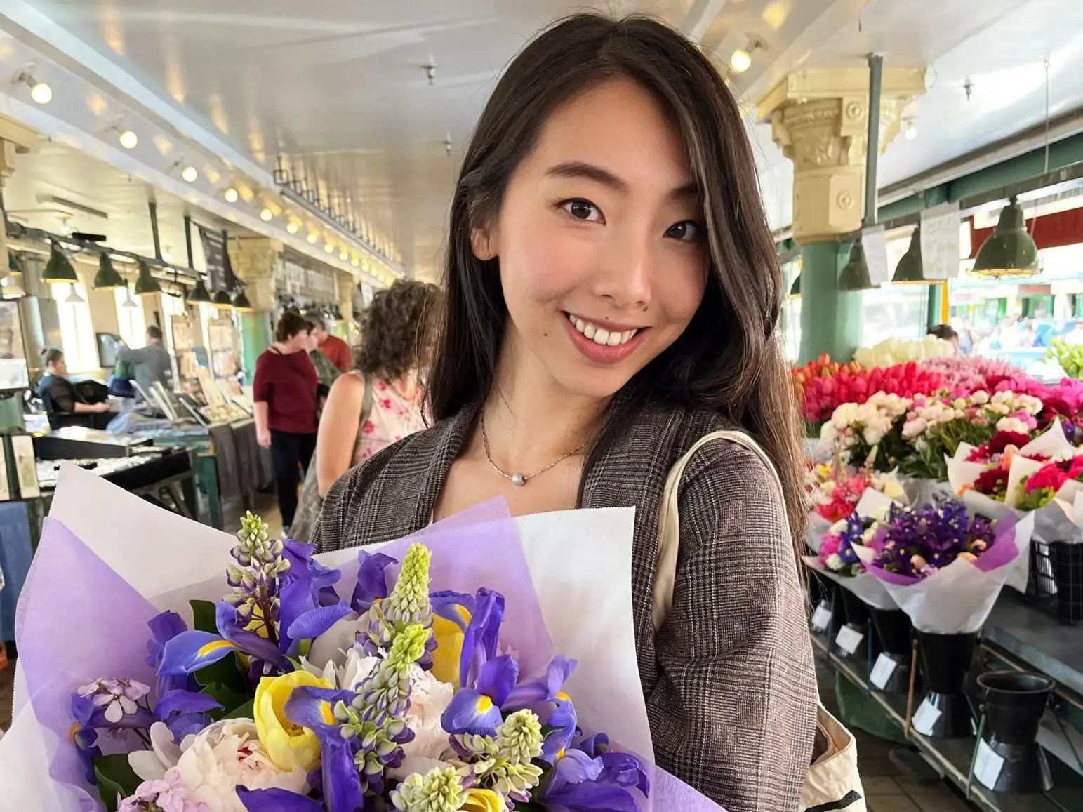 Sophia Sun holding a bouquet of flowers