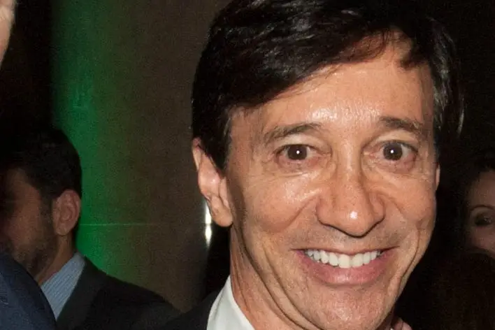 Financier Howard Rubin (center).