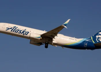 An Alaska Airlines passenger tried to force open an emergency exit at 39,000 feet, affidavit says