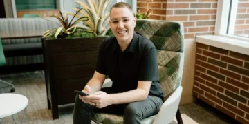 I’m a career coach for Big Tech employees. Here are my 4 tips for dealing with a micromanaging boss.