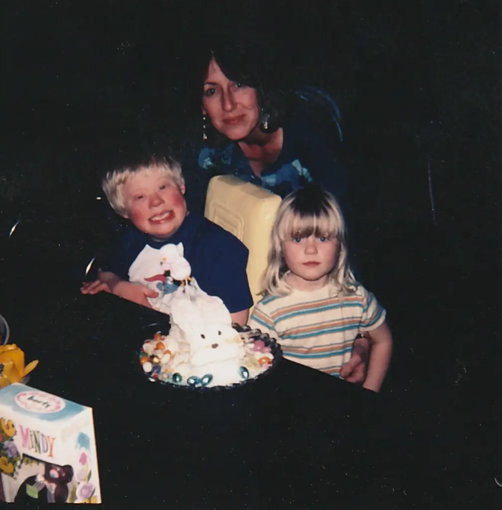 Anna De La Cruz mother and brother.