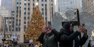 Disappointing photos show how crowded New York City’s iconic attractions can be during the holidays