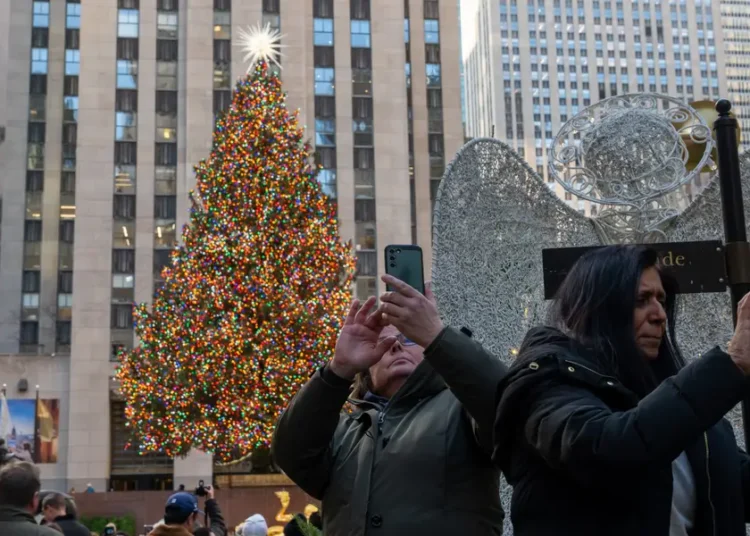 Disappointing photos show how crowded New York City’s iconic attractions can be during the holidays