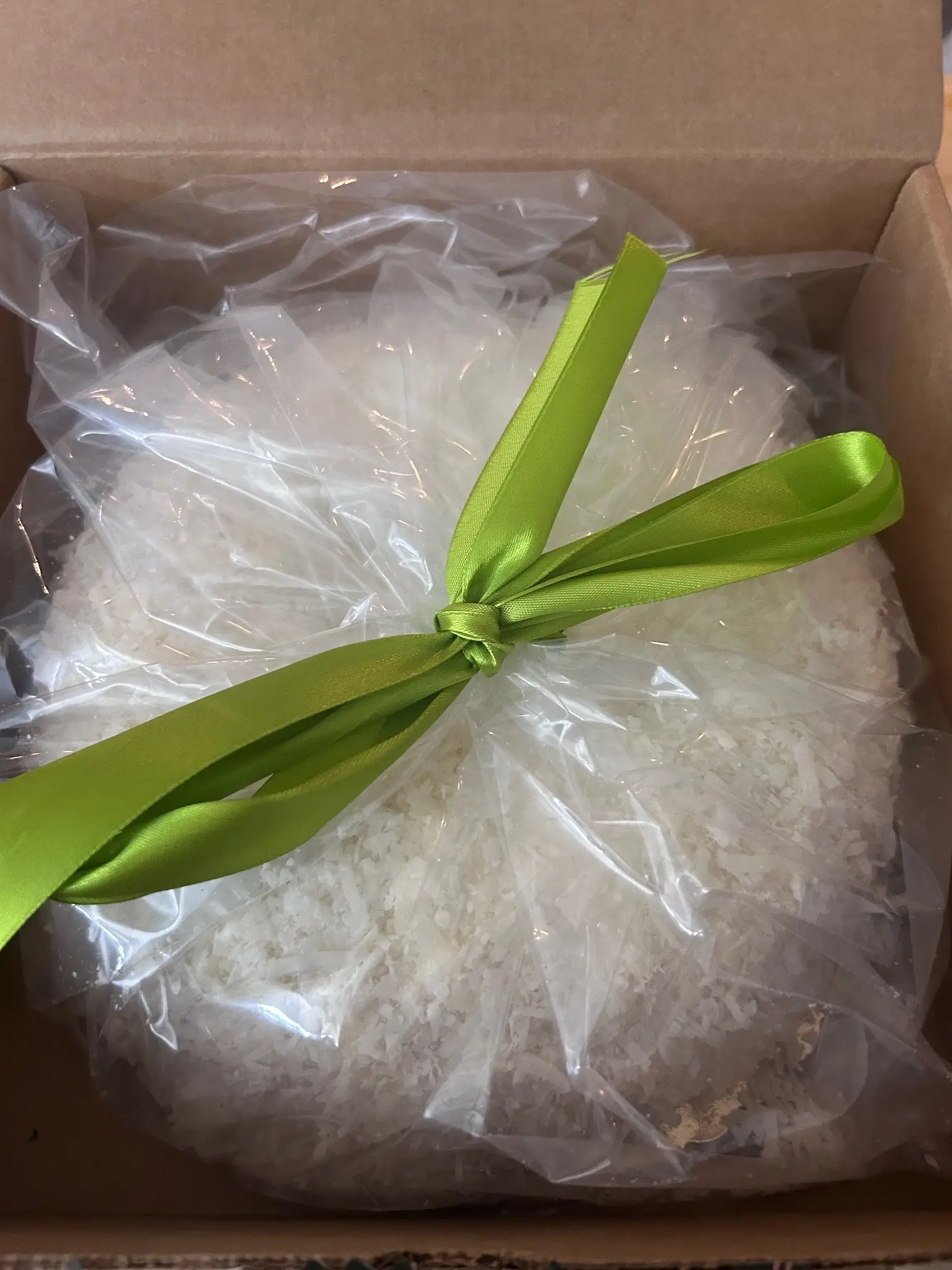 Tom Cruise cake in its shipping box