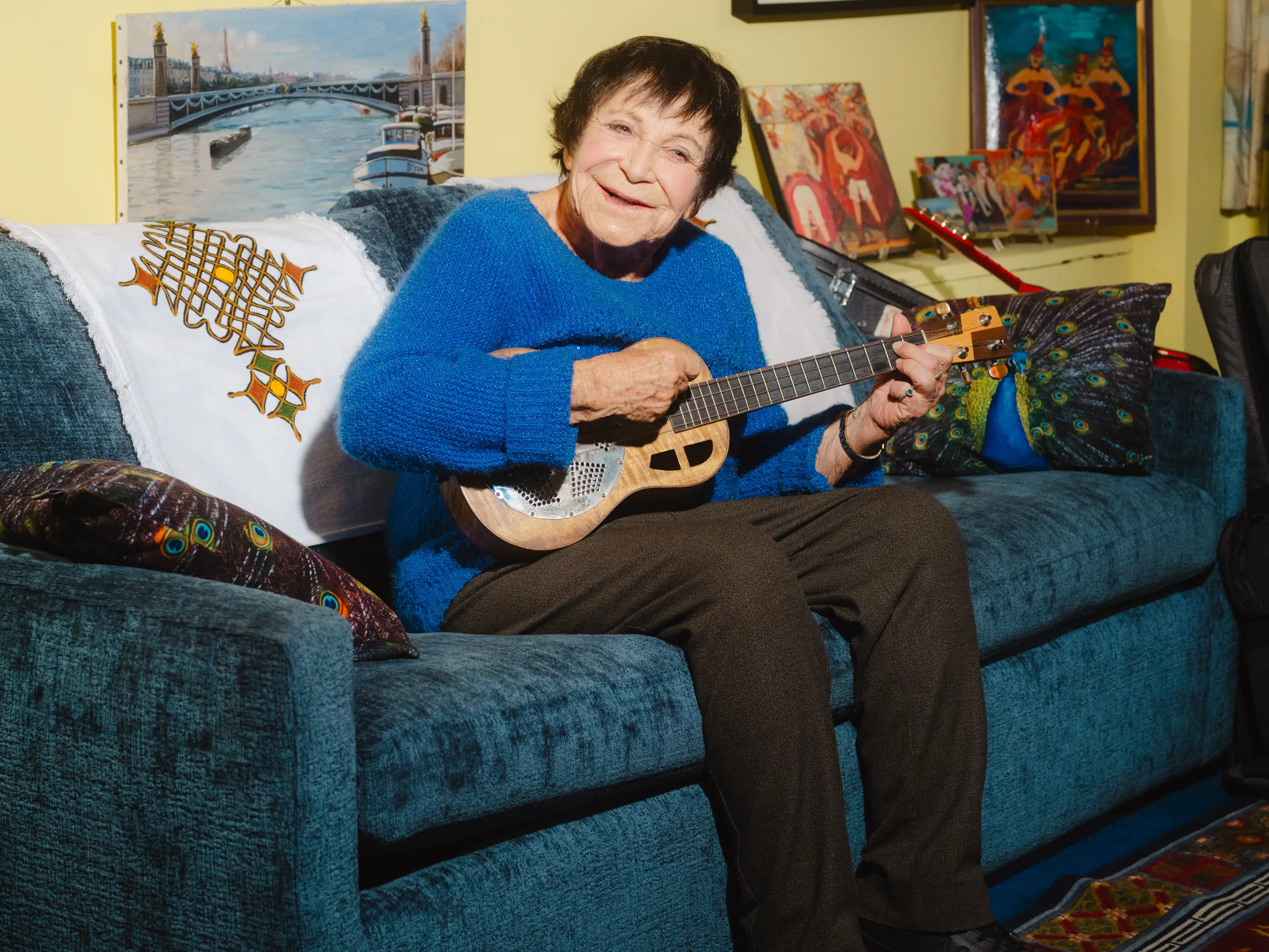 D'yan Forest playing the ukulele