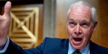 MAGA Senator Endorses Using Bleach-Like Chemical to Treat Cancer