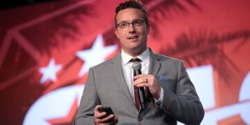 MAGA Mouthpiece Issues Bonkers ‘Warning’ About Obama Batman