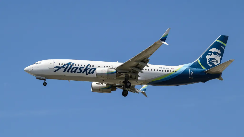 Alaska Airlines Boeing 737-800 on approach to landing.