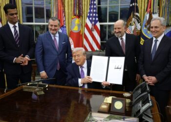 Trump defies GOP critics by signing controversial order threatening states over AI laws