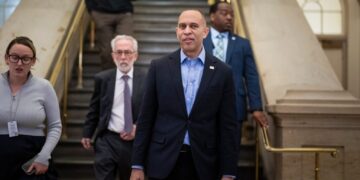 House Democrats roll out stock trading ban that includes Trump