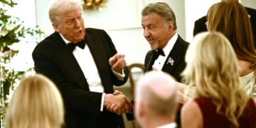 Trump’s Bandaged Hand Shows Up for Kennedy Center Honors Dinner