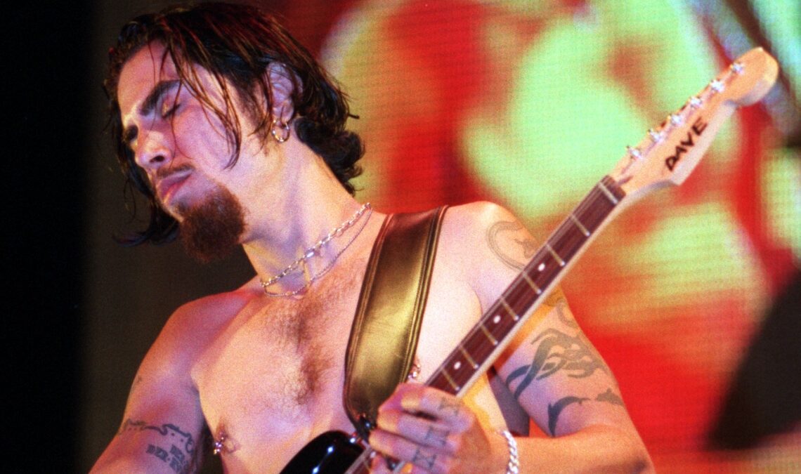 On This Day in 1997, Dave Navarro Tells Fiona Apple to ‘Have Fun’ by Writing It on the Wall in Blood