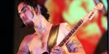 On This Day in 1997, Dave Navarro Tells Fiona Apple to ‘Have Fun’ by Writing It on the Wall in Blood