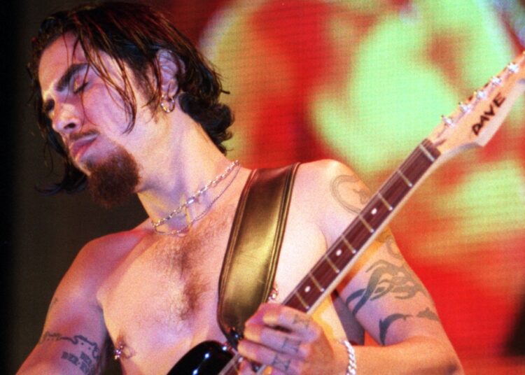 On This Day in 1997, Dave Navarro Tells Fiona Apple to ‘Have Fun’ by Writing It on the Wall in Blood