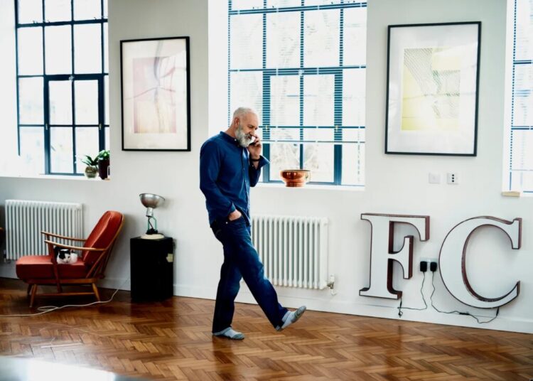 How to Set Up a Smartphone for Elderly Loved Ones