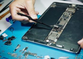 This Group Pays Bounties to Repair Broken Devices—Even if the Fix Breaks the Law