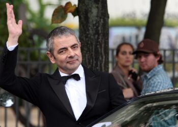 That Time Rowan Atkinson Had to Take Control of a Plane Because the Pilot Fell Asleep