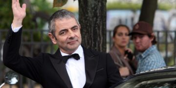 That Time Rowan Atkinson Had to Take Control of a Plane Because the Pilot Fell Asleep