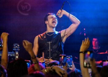 ‘That’s a Load of Bulls**t’: Yungblud Pushes Back on Howard Stern for Complaining That ‘Rock Is Dead’