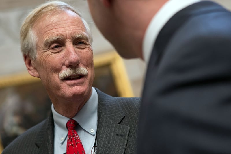 articles/2013/01/31/angus-king-new-senator-aims-to-build-bridges-amid-washington-dysfunction/130123-angus-king-grove-tease_znpcun