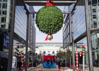 D.C. aims to set world record for most couples kissing under mistletoe
