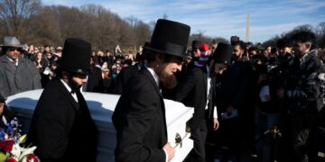 A funeral for the penny draws Lincoln impersonators and Victorian garb