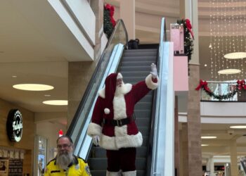 This mall Santa still loves his job after 40 years
