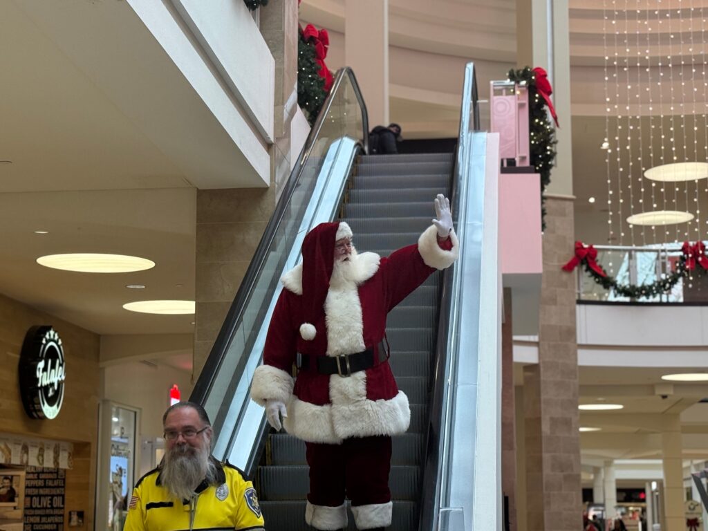 This mall Santa still loves his job after 40 years