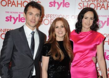 Isla Fisher Pays Heartfelt Tribute to ‘Confessions of a Shopaholic’ Author Sophie Kinsella After Her Death at 55